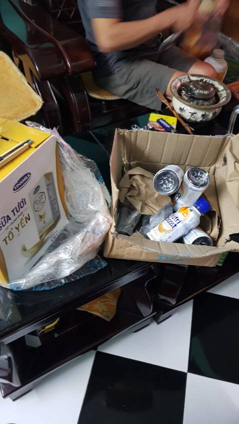 Tiki phải làm rõ vụ này để trả lại công bằng cho khách hàng. Thùng sữa mình từ Hà Nội đặt về quê cho bố mình ở Hải Phòng. Lúc em trai mình mở thùng ra thì chỉ có 6 vỏ chai nutriboost (hàng tặng kèm). Thùng sữa thì bị mất 2 lốc. Đây là lần đầu tiên mình bị vậy. Mình suy đoán lỗi này khả năng là do các bên vận chuyển thôi. Em trai mình thì nói là cho qua vụ nhưng mình thì không. Phải làm rõ vì còn quyền lợi của những khách hàng sau nữa. Sữa mà bị thế này, nhỡ có ai đó bơm hay tiêm chất độc gì đó vào sữa thì sao?! 
Những ai bị như mình cứ mạnh dạn thông báo với TIki nhé. 
Tiki đang hỗ trợ mình để giải quyết vụ này.