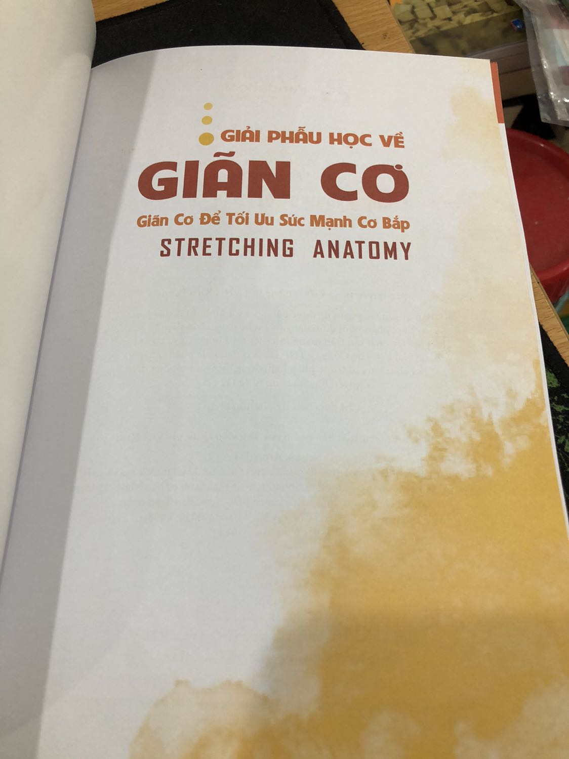 Sách bẩn bìa. Bên trong lem hết cả các trang đầu và sau. Một quyển sách rất thú vị mà khi nhận hàng chưng hửng luôn. Sách đắt gần 200k chứ không phải rẻ, mà thử hỏi khi nhận hàng như vầy thì sao chấp nhận được ??? 
Tiki trả lời sớm lại cho mình nhé.
