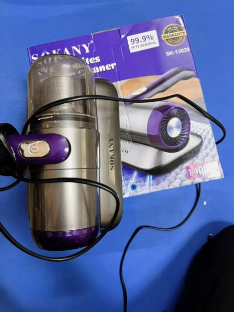 Mới lấy hàng về mình háo hức bật máy lên *** thử, bật lên mình thấy tiếng máy khá êm nói chung cũng dễ chịu, sau khi di vài đường cơ bản vaầ phút thì thấy máy hút rất nhiều bụi mịn, hút đc vài phút thì lọc đống bụi, hút siêu tốt hơn cả mong đợi của mình. Máy rất tốt so với máy trước mà mình mua k đc như thế
Về hình thức thì máy phối màu đẹp, nhỏ gọn cầm dễ chịu
Nói chung tổng kết cuối cùng máy đáng tiền ngon hết nức
Tặng shop 5 sao nha