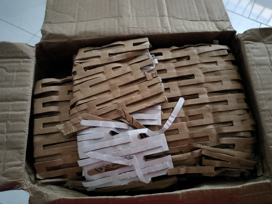 Buồn nhẹ Tiki vì sách móp méo thế này nha. Các quyển sách khoa học thường thức có tham vọng thế này luôn được chào đón, đặc biệt là chúng đến từ các góc nhìn của các tác giả với lĩnh vực khác nhau, họ sẽ giải thích con đường hình thành - vũ trụ, Trái Đất, sự sống, tiến hoá, lịch sử loài người, cơ thể người, năng lượng,... với một lăng kính độc đáo. Đây là một quyển sách như vậy.