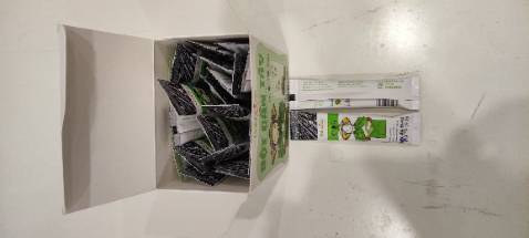 Bao bì đẹp, sản phẩm tiện dụng. Mở hộp có mùi thơm của cần tây. Điểm trừ: vỏ hộp hơi bụi.