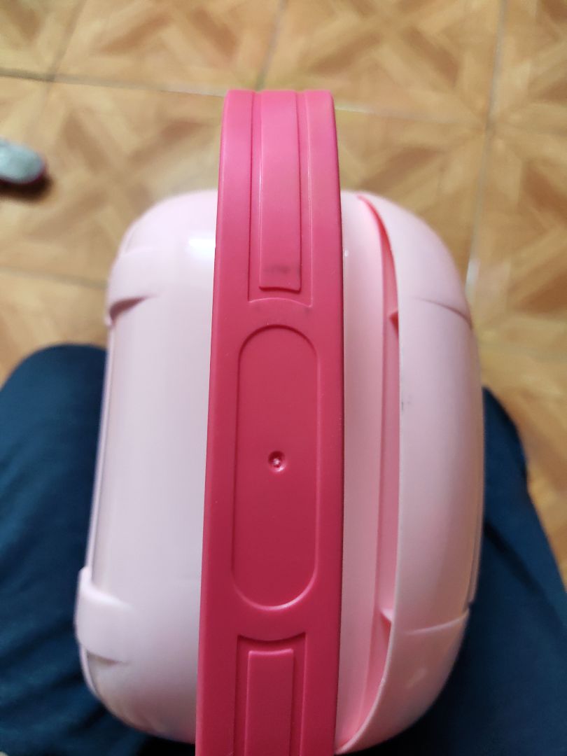 sản phẩm bám bụi bẩn nhiều, đồng thời có vết bút bên ngoài sản phẩm. Mua tặng sinh nhật đến lúc bóc sản phẩm ra rất ngại