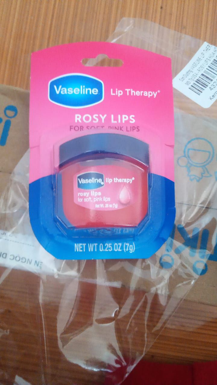 hàng được giao trước dự định 
đóng gói bên ngoài hơi móp méo nhưng sản phẩm bên trong đóng gói kĩ , date còn xa . Mới sử dụng lần đầu nhưng thấy rất hiệu quả , bóng , mịn , mềm môi và có mùi thơm nhẹ . Đánh giá cao sản phẩm này