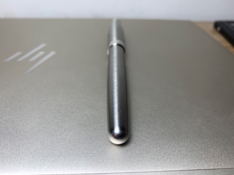 Đây là lần đầu tiên mình được trải nghiệm cây bút parker Sonnet X-ST Steel CT. Đầu tiên là về vẻ bề ngoài mình rất thích những cây bút có thiết kế đơn giản ít hoạ tiết nhưng được chạm khắc và lắp rất tinh xảo và tỉ mỉ, các chi tiết đánh bóng sáng rất đều và đẹp. Thứ hai là cảm giác cầm bút rất đầm, chắc chắn, viết rất êm và phê. Ngoài ra thì khi nhận hàng mình thấy sản phẩm được gửi kèm hộp và túi rất đầy đủ. Nói chung là cây bút này quá tuyệt vời để nâng cao trải nghiệm viết của các bạn.