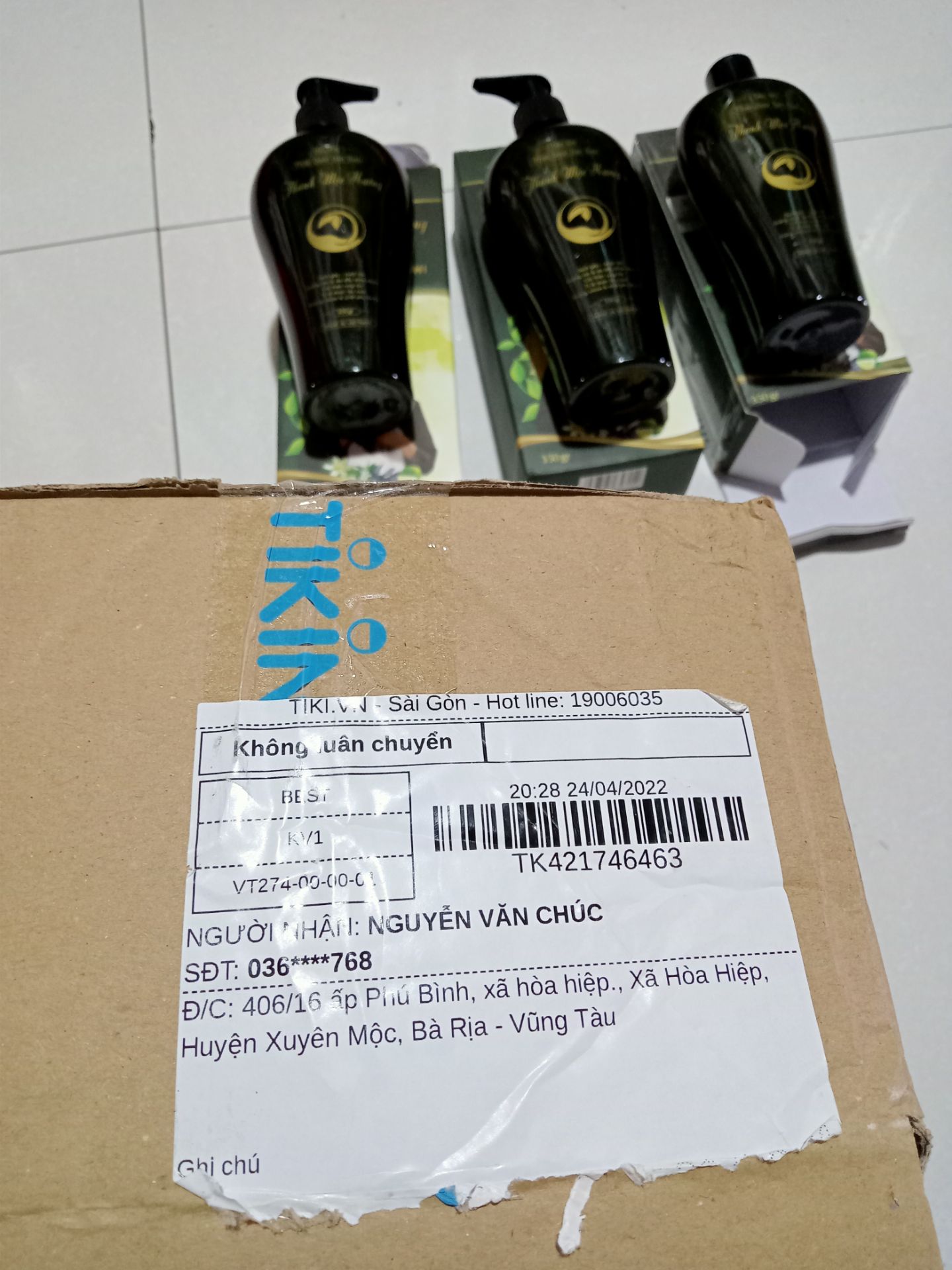 tôi đặt 3 chai gội có vòi... shop gửi 3 chai. nhưng trong đó chỉ có 2 chai có vòi, còn 1 chai ko có vòi, vậy mà Shop tính tiền giống nhau tại sao....?