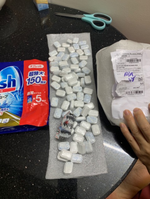 Tôi đã nhận hàng của shop, về đánh giá như sau:
1 .Gói hàng không cẩn thận.
2. Mở gói hàng viên rửa chén đã thấy đường kéo cắt trên bì.
3. Khi đặt mua trên bì ghi 150 viên, thực tế đếm có 74 viên.
Kết luận shop không đánh tin cậy và ảnh hưởng niềm tin mua hàng của lần tiếp theo, đóng hàng tệ, giao không đúng số lượng shop ***. KHÔNG UY TÍN- KHÁCH HÀNG KHÔNG HÀI LÒNG !