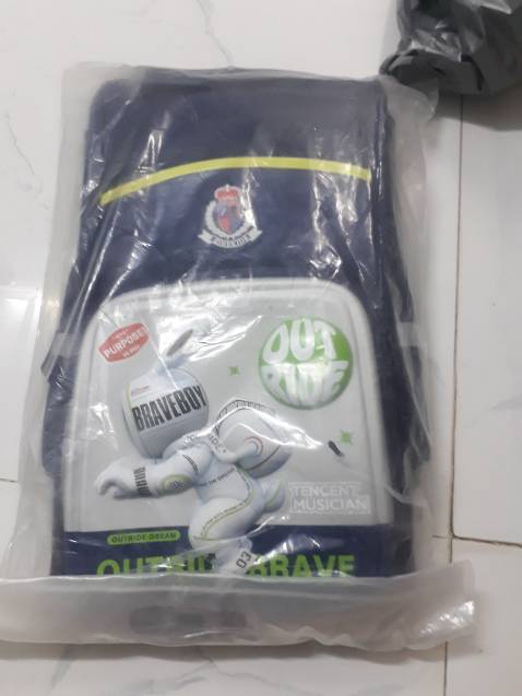 toi đặt cặp màu cam mà giờ giao màu xanh đen là sao. con gái tôi không chịu. sao lại thế .