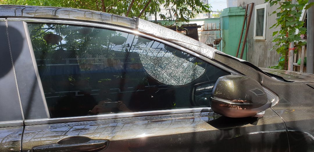 Tấm chắn phản quang đi kèm túi đựng loại tự phân hủy, thân thiện môi trường, có khóa bấm khỏi rơi ra ngoài, tiện gói ghém và cất tấm chắn.
Tấm chắn chất liệu vải, 1 mặt phủ phản quang bạc chắn nắng, 1 mặt vải mềm áp vào kính xe, không lo gây xước kính, xước sơn. Tuy nhiên có mưa thì có thể ngấm, cảm giác tấm này không chống nước mạnh.
2 đầu có 2 tai để kẹp vào trong cửa xe, giữ chắc chắn không sợ bay, ngoài ra có thể dùng thêm thanh gạt mưa chặn lên trên cho chắc chắn. Kích thước vừa vặn với xe CRV của mình. Cho kết quả chặn nắng, nóng đáng kể khi để xe ngoài sân nắng công ty.
Giá quá hợp lý cho sản phẩm này. Bền hay không sẽ chờ thời gian và bổ sung sau. Tạm cho 5 sao về chất lượng tốt/giá bán, rất hài lòng