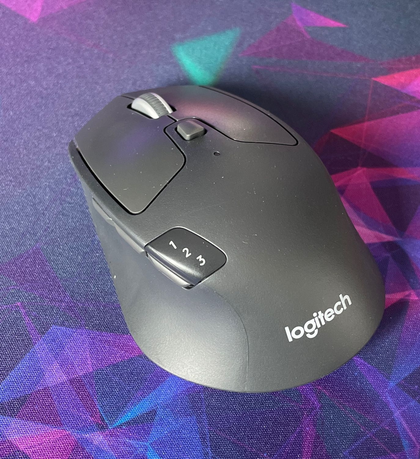 Form cầm vừa tay, có độ nhô lên nên thoải mái hơn khi cầm Mx Anywhere.
Giá phải chăng mà có đủ chức năng gần như Mx Master như: con lăn siêu nhanh, kết nối 3 thiết bị cùng lúc, lăn trái phải để sử dụng trong excel, nút gesture.
Đây là con chuột dùng để làm việc văn phòng, học tập mà mình thích nhất từ trước đến nay: rẻ hơn Mx Master nhưng đủ chức năng, rẻ hơn Mx Anywhere nhưng form cầm vừa tay hơn.
Chỉ có 1 điểm trừ là thay vì có thể sạc pin thì phải dùng pin tiểu AA, tuy nhiên cũng khá lâu mới phải thay pin nên cũng chấp nhận được.