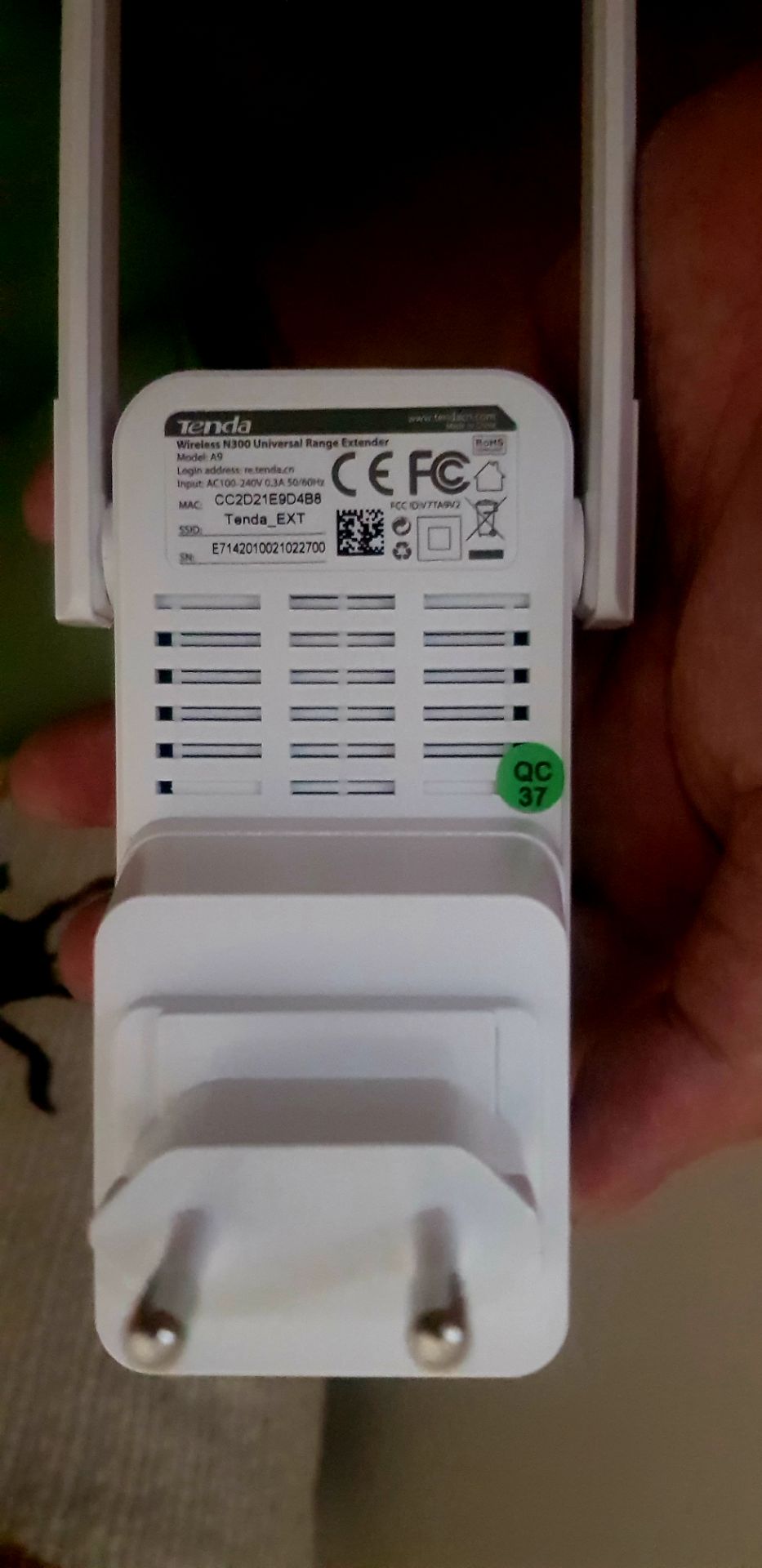 Đây là trải nghiệm sau 1 ngày dùng cục phát wifi Tenda mua tại Tiki
1. KẾT NỐI
- Setup dễ dàng, ok, đèn xanh lấp lánh
- Dùng iphone 6 kết nối thành công. Nhưng nếu sau 30 phút mở máy thì sẽ kết nối lại nhưng cực lâu. Phải đến 2 phút mới kết nối lại đc
- Dùng Samsung galaxy S8 plus kết nối thì 5 lần may ra vào đc 1 lần. 4 lần còn lại báo “Ko nhận đc địa chỉ IP” (xem ảnh)
2. TỐC ĐỘ
Test tốc độ tại cùng 1 thời điểm (Download). Mời cả nhà xem ảnh. 
- 3G/LTE :                          5,1 - 6,8 MB/s
- Wifi gốc lần 1 :              4,6 - 5,1 MB/s
- Qua cục phát lần 1 :     2,9 - 3,1 MB/s
- Wifi gốc lần 2 :              4,7 - 6,2 MB/s
- Qua cục phát lần 2 :    1,9 - 2,3 MB/s
Vậy là tốc độ giảm đi từ 2-3 lần
3. NGUỒN GỐC/BẢO HÀNH
Vào trang chủ Tenda chat với CSKH hỏi chỗ check bảo hành. Tenda cho 1 đg link để nhập imei/serial vào check. Sau khi nhập Serial thì báo ko tìm thấy thiết bị (ảnh).
CẢM ƠN TENDA & TIKI ĐÃ GIÚP TÔI CÓ 1 TRẢI NGHIỆM QUÁ TỆ HẠI NÀY Đây là trải nghiệm sau 1 ngày dùng cục phát wifi Tenda mua tại Tiki
1. KẾT NỐI
- Setup dễ dàng, ok, đèn xanh lấp lánh
- Dùng iphone 6 kết nối thành công. Nhưng nếu sau 30 phút mở máy thì sẽ kết nối lại nhưng cực lâu. Phải đến 2 phút mới kết nối lại đc
- Dùng Samsung galaxy S8 plus kết nối thì 5 lần may ra vào đc 1 lần. 4 lần còn lại báo “Ko nhận đc địa chỉ IP” (xem ảnh)
2. TỐC ĐỘ
Test tốc độ tại cùng 1 thời điểm (Download). Mời cả nhà xem ảnh. 
- 3G/LTE :                          5,1 - 6,8 MB/s
- Wifi gốc lần 1 :              4,6 - 5,1 MB/s
- Qua cục phát lần 1 :     2,9 - 3,1 MB/s
- Wifi gốc lần 2 :              4,7 - 6,2 MB/s
- Qua cục phát lần 2 :    1,9 - 2,3 MB/s
Vậy là tốc độ giảm đi từ 2-3 lần
3. NGUỒN GỐC/BẢO HÀNH
Vào trang chủ Tenda chat với CSKH hỏi chỗ check bảo hành. Tenda cho 1 đg link để nhập imei/serial vào check. Sau khi nhập Serial thì báo ko tìm thấy thiết bị (ảnh).
CẢM ƠN TENDA & TIKI ĐÃ GIÚP TÔI CÓ 1 TRẢI NGHIỆM QUÁ TỆ HẠI NÀY