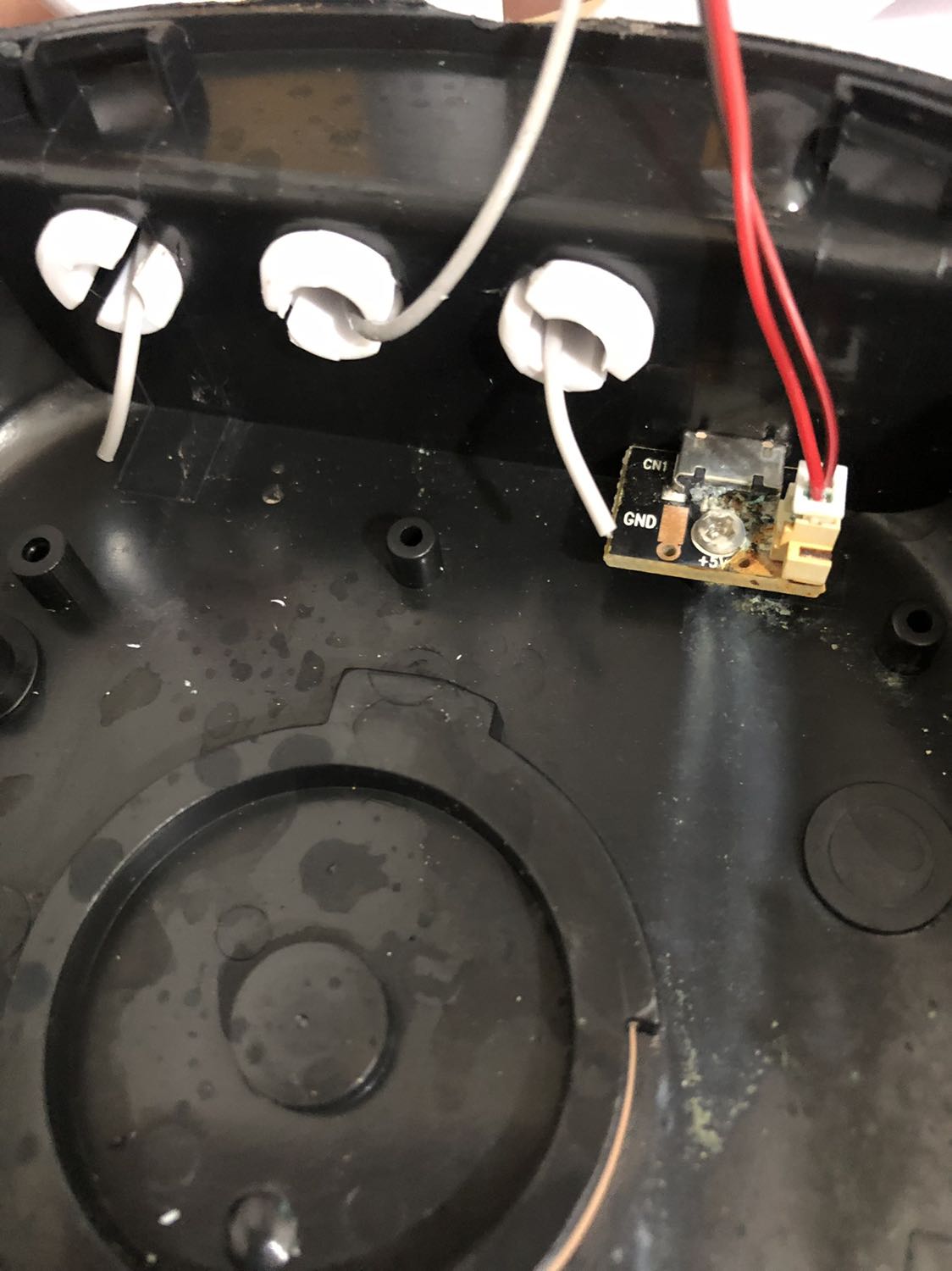 Mua ngày 6/5 xài được 2 tuần camera không lên nguồn. Gửi đi bảo hành thì nhận được thông báo camera không được bảo hành do vô nước, trong khi camera gắn trong nhà, không biết nước vô đường nào.
Clip quay lên thì thấy kỹ thuật vừa mở ốc ra là chỉ ngay vô chỗ bị dính nước, làm như là biết trước hay sao á. Mà cái mạch nguồn bị nước vô sét luôn, trong khi camera mua mới 2 tuần mà sét được cũng hay thiệt.
Nhà bán hàng chắc là lấy mấy cái không hoạt động hoặc hoạt động chập chờn, sửa lại rồi bán cho khách nên chất lượng kém, hư hỏng là biết hư chỗ nào liền, nhận hàng mở ra quay clip ngay chỗ hư để khỏi bảo hành.
Ai có kinh nghiệm nhìn hình bo mạch nguồn xem là biết camera mới trong 2 tuần thì có bị sét như vậy hay ko.
Mọi người cẩn thận mắc công mua xong gặp trục trặc ko được bảo hành nha.
Mình là cạch cái shop này rồi. Phải chi có 0 sao thì cho cái shop này 0 sao luôn.