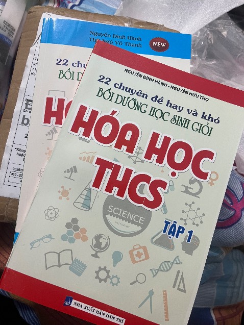 Sách rõ nét, nội dung kiến thức đầy đủ, chi tiết, xung quanh bìa hơi xước, quyển 1 in ấn ổn, quyển 2 giấy k cắt hết thế kia làm lúc tự tách ra bị nham nhở, thiếu thẩm mĩ. Mong cuốn 2 được cải thiện quy trình tách giấy ạ