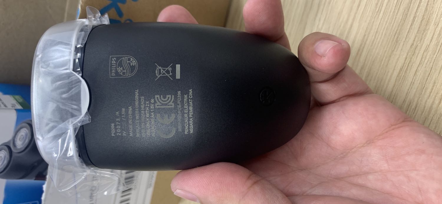 Sản phẩm mới nhận, mở ra *** chạy được cỡ 10 giây thì 1 bên dao cạo ko hoạt động nữa, bên còn lại thì chạy nhưng âm thanh rất to. Đề nghị đổi hàng gấp.