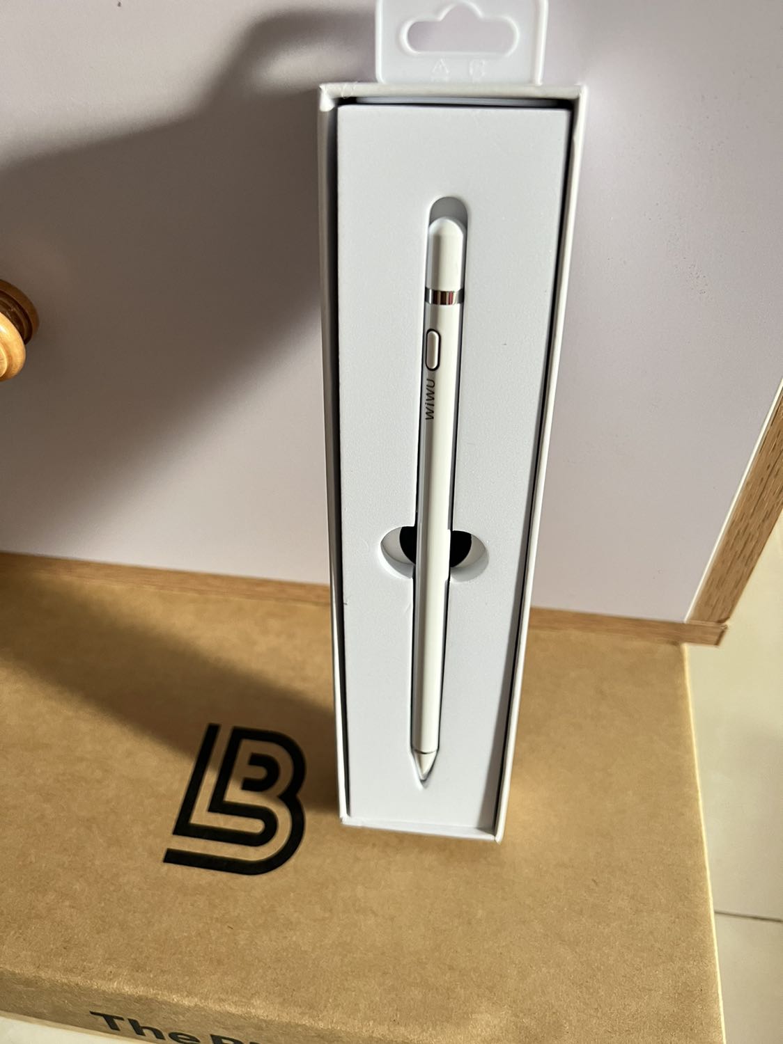 Sản phẩm khá ok, mở nguồn là sử dụng được, không cần phải kết nối Bluetooth. Cảm ứng nhạy và chính xác, phần nắp sạc mình cứ nghĩ bị lỏng, ai dè có nam châm hít nên khá yên tâm. Tìm cây bút cho điện thoại khó thiệt. Tiki giao hàng nhanh quá trời mặc dù mình chỉ chọn giao thường thôi. Thanks shop và Tiki 5*