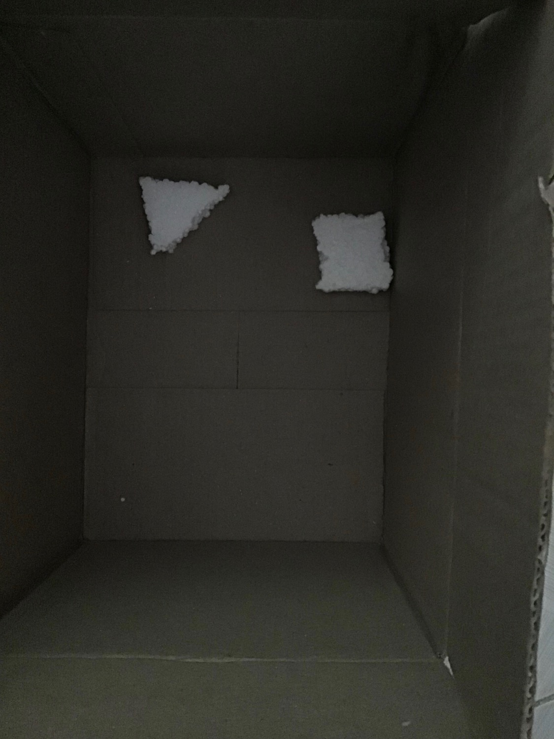 Hàng đến nhà mở ra, thấy khâu đóng hàng quá sơ sài, không có thêm 1 túi nilon nào cả, miệng hộp thì mở bung sẳn rồi, giở tra bên trong bình rất bóng và đẹp, tuy nhiên bị móp 1 bên khá to. Xin đổi lại giúp m với admin ơi.