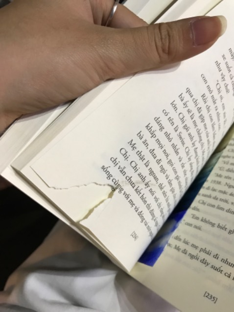 Là sao v TiKi, mình thất vọng trong quá trình chọn sp ghê, sách đã rách còn dính dơ, may mà không làm mất nội dung 💆‍♀️