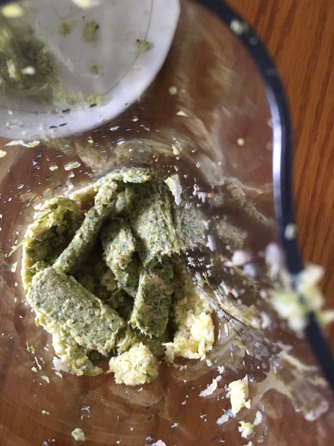 3.5 sao thôi hà!
Dù hơi bực mình trong những sai sót khâu đặt hàng nhưng dịch vụ chung ok, máy ok. Packing và giao hàng ổn. Máy sản xuất tại Đài Loan, mới đóng dấu kiểm tra chất lượng trong tháng 07/2020 và mình nhận đầu tháng 09/2020, mới cứng. Vận hành êm, nhanh. Ép không quá kiệt nước, nên mình xay 2 lần; các loại rau có cọng (rau má, cần tây) cắt 4cm rồi máy vẫn kẹt, nên cho vào tí quả thịt (ổi, xoài...) thì đỡ kẹt họng ra hơn. Cái họng ra hơi nhỏ, rau có xơ rửa khó. Máy có nút chặn đầu ra nước ép, muốn nước ép mịn có thể đóng van đó lại vài phút rồi hãy mở thì nước mịn hơn. Tháo ra hơi cực hơn các máy ly tâm. Rau, củ, trái vẫn bị “dính cối” hơi nhiều và chưa được xay mịn hết dù cho chạy không tải vài phút và tí nước vào, do va 1 lần ép nên ép nhiều. Nước ép ngon, cho 1-2 hạt muốt hột vào sẽ ngon hơn. Nên tách hạt, cam thì dùng máy vắt cam sẽ ổn hơn máy này! Lẽ ra cho 3.5 sao nhưng Tiki không có mức 3.5 nên thôi cho 4 sao.