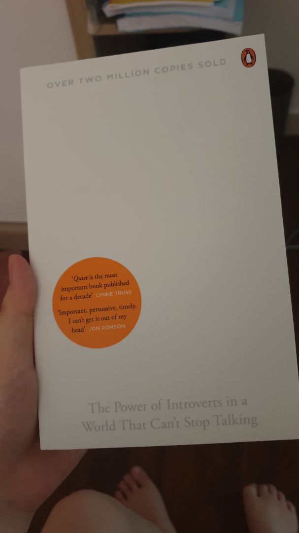 bìa cứng cáp, mùi sách mới rất thơm (mình thích mùi sách mới). chữ in tốt k bị nhoè, giấy sờ cx dày dặn