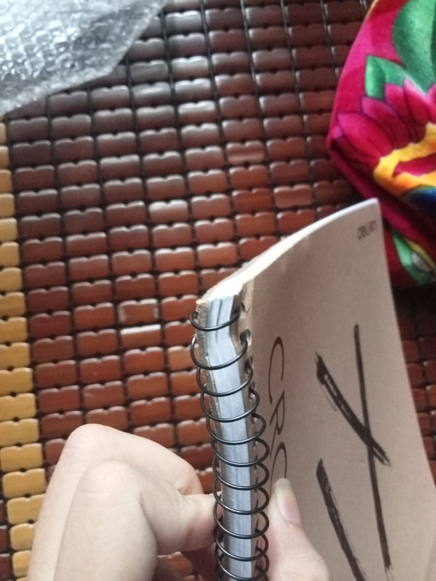 sổ bị móp méo không phẳng phiu