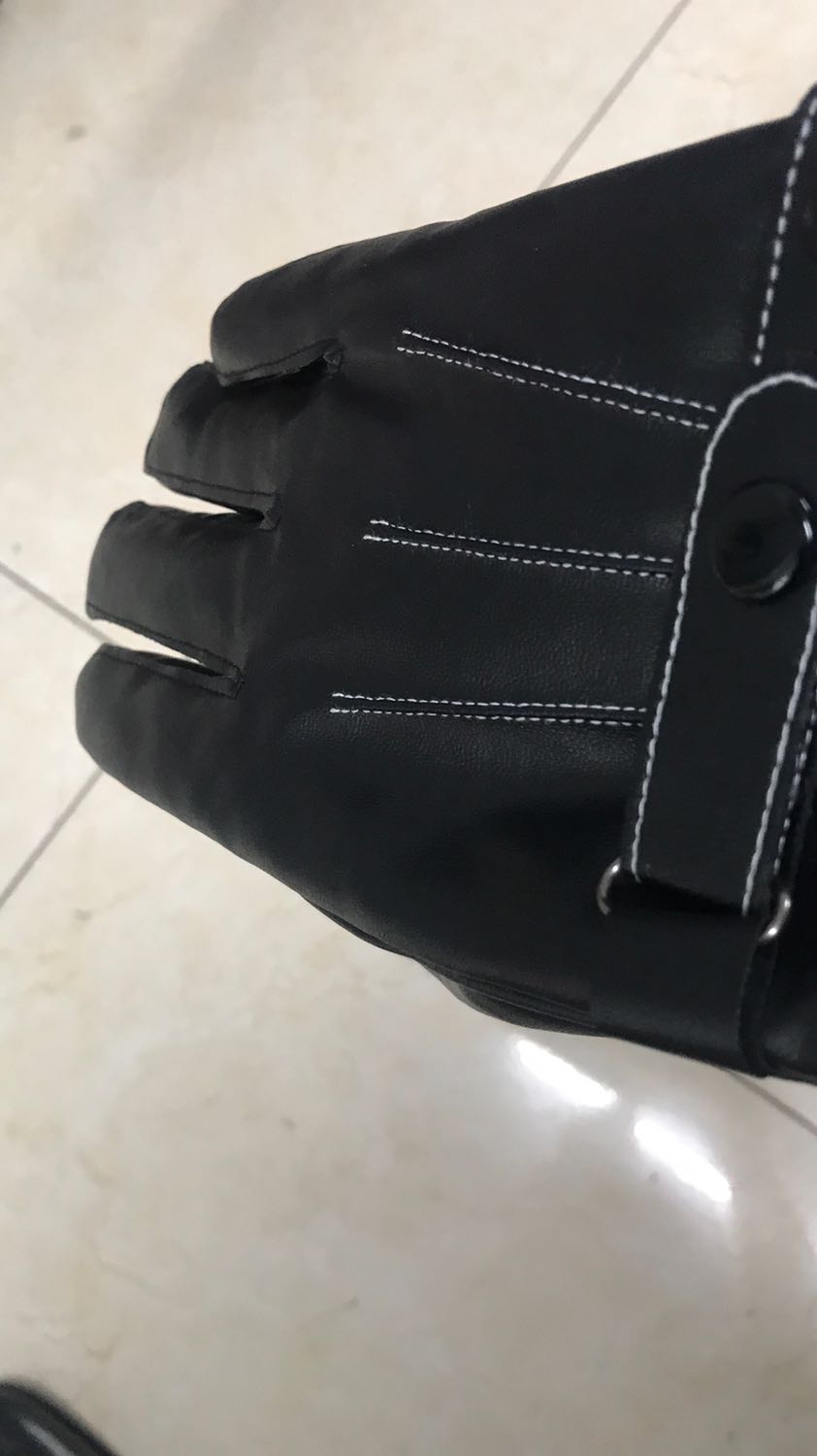 Găng tay quá chất quá đẹp luôn. Da rất mềm và co giãn rất tốt. Đeo ấm thôi rồi luôn. Lớp lông lót bên trong tạo cảm giác ấm mà rất dễ chịu. Cảm ứng điện thoại vuốt vèo vèo không phải nghĩ ngợi luôn. Hàng tốt giao nhanh đanhs giá 5 sao ủng hộ shop.