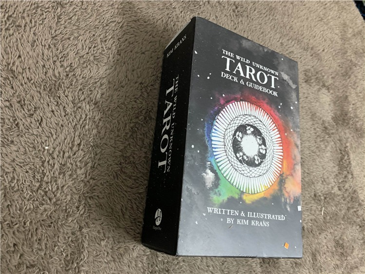 Tuyệt, mua được giá sale rẻ ko tưởng, ko nghĩ là bài tarot auth cũng có hàng tại VN, Fahasa ơi mai mốt đem thêm ít bộ về nữa nha ^^