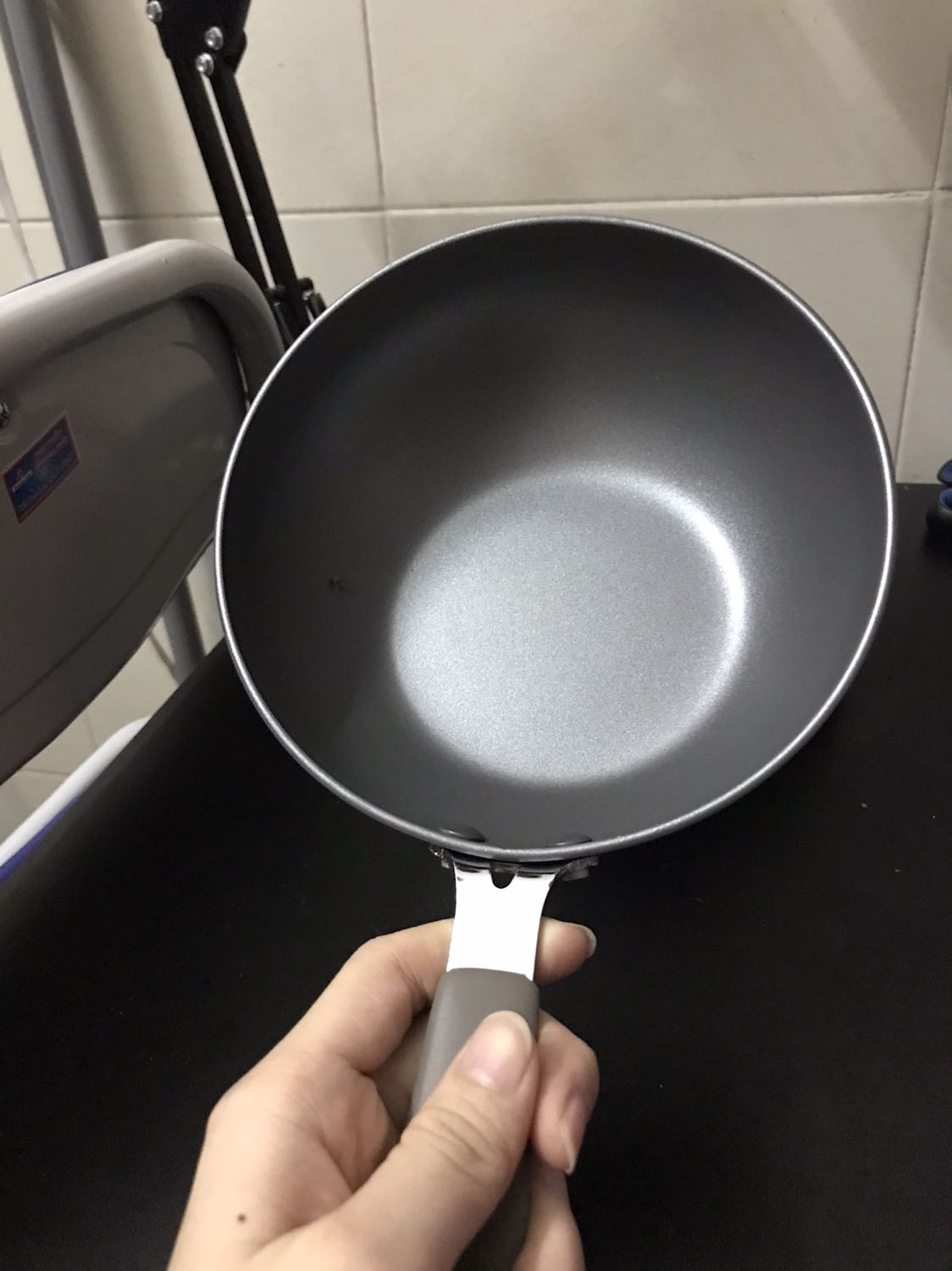 Nhận được chảo cảm nhận đầu tiên là quá ưng cái bụng, chảo nhỏ xinh, xịn xò rất đáng tiền, dùng opla trứng thì hết ý. Túm lại là nên mua nhé mọi người. Nhân tiện cũng gửi lời cám ơn đến bạn shipper thân thiện, dễ thương của Tiki đã không ngại khó mà ship lại hàng vào buổi tuối giúp mình. 🙂