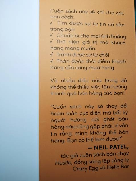 Khi đọc chương đầu của cuốn sách, tôi đã rất xúc động vì Matthew đã miêu tả cô đọng nhất những nhọc nhằn của người hướng nội, đi hết khách hàng này đến khách hàng khác để nhận được dù chỉ một cái gật đầu.
Sự mệt mỏi, chán chường và thất vọng xen lẫn tự ti khỏa lấp rất nhiều những cố gắng vươn lên của họ, và nhiều người đã từ bỏ. Matthew đã tự mình kiên trì vượt qua được những điều đó, cũng như tôi, một người hướng nội muốn giấu mình trong những bức tường thư viện, trải qua hơn 20 năm bán hàng.
Tuyệt vời hơn cả là Matthew đã công thức hóa nó, đã hệ thống lại con đường mà không chỉ dành cho người hướng nội mà cho bất cứ ai muốn theo sự nghiệp bán hàng và xây dựng thành công của chính mình.
[Trích Lời người dịch]
