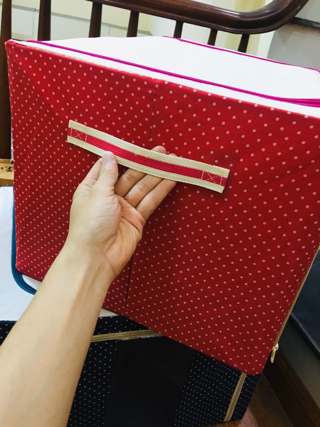 Vô cùng chắc chắn. Dùng rất là thích, vì có thể đựng chứa đc nhiều đồ quần áo và chăn màn
Khóa kéo tiện lợi và chắc chắn,
Có thể xếp được nhiều đồ đạc kể cả đồ chơi của bé con
Mình mua cho 2 bố mẹ mấy cái, về cho các cụ đựng đồ quần áo cũ, các cụ rú lên thích thú vì nhìn kiểu cách rất ưng ý hí hí .
Vui lắm shop ạ. Cảm ơn Amalife nhé!