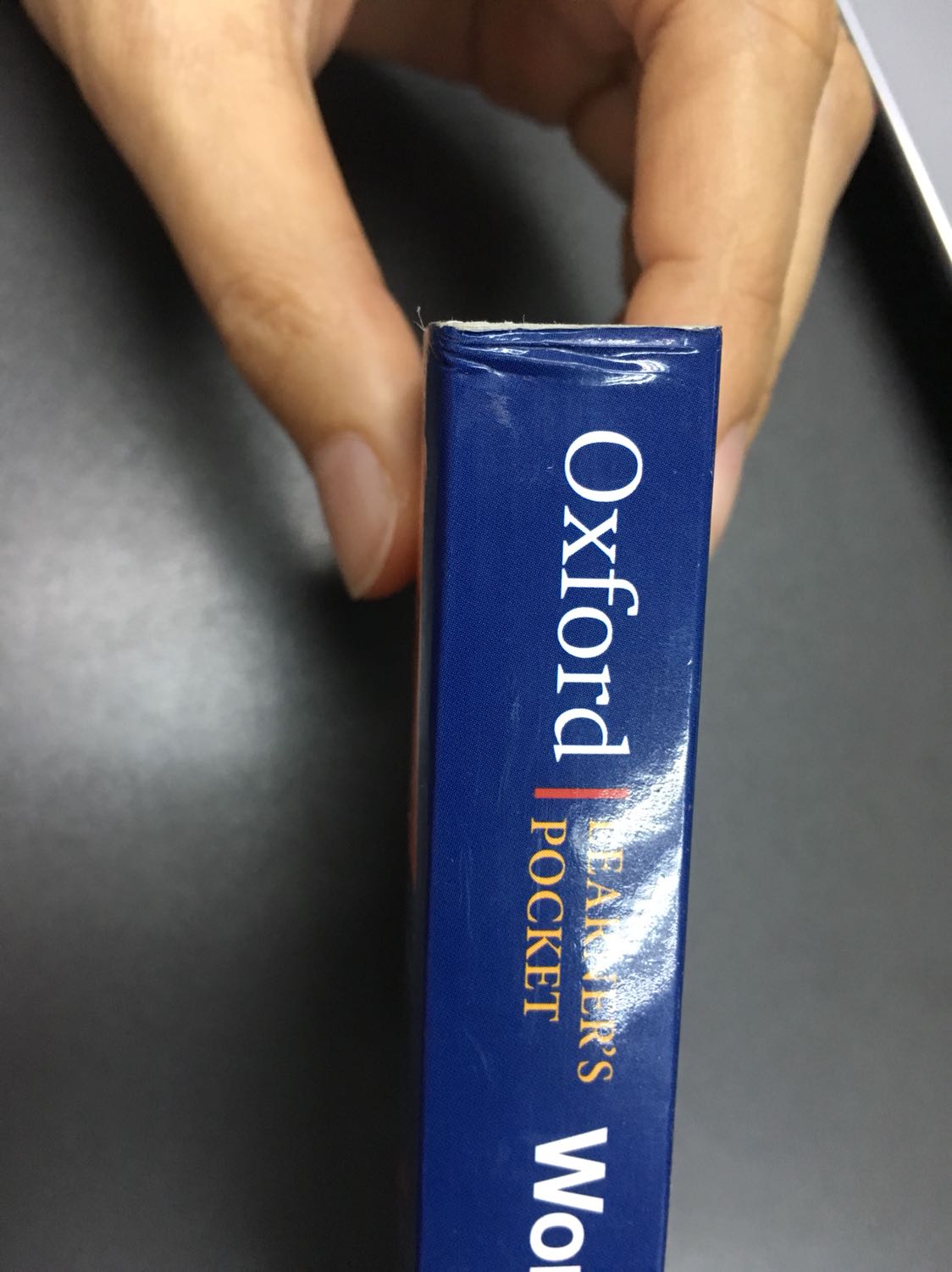 Không hài lòng với ngoại hình của sách này.
Mình tin tưởng nên không xem hàng trước khi nhận.
Mình mở hộp ra xem là cảm giác không biết nói gì.
Bìa sách bị nhăn, cũ, có rất rất nhiều vết trầy cả mặt trước và mặt sau của sách, có bụi bám, mép sách bị bị bong bong ra, bị dơ bám bẩn
Không hiểu đây là sách mới hay có phải là sách trưng bày đã bị nhiều người xem.
Không biết người đóng gói sản phẩm này có nghĩ người nhận sẽ buồn khi nhận được quyển sách không?