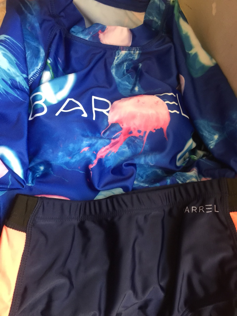 Mới mua bộ đồ xanh kiểu áo croptop, có nhận xét như sau:
- Chất liệu tốt, form chuẩn;
- Túi bảo quản sản phẩm đẹp, đóng gói TIKI cũng đẹp - thùng carton nên hàng hóa không móp méo;
- Giao hàng nhanh, shipper quen nên không cần kiểm hàng :) 

Khá hài lòng với TIKI, lần sau nếu có cơ hội sẽ quay lại TIKI!