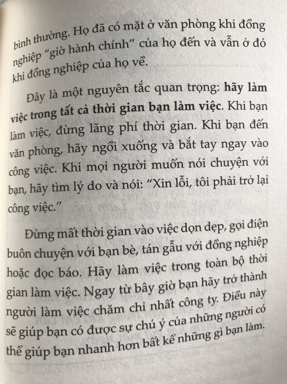 Hình thức: Sách lúc nhận vẫn còn bọc nilon; chất lượng giấy tạm ổn, có điều hơi nặng mùi giấy 1 tí

Nội dung: Chỉ gói gọn trong 21 nguyên tắc, tuy không mới, nhưng sách mang tới khá nhiều thông tin và luận điểm bổ ích tập trung vào What và How nhiều hơn. Cũng có dẫn ví dụ, nhưng không nhiều - có lẽ đây là điểm trừ với nhiều người vì cung cấp nội dung kiểu đọc nhanh, áp dụng liền.

Người đọc cũng cần tỉnh táo, vì cho dù Brian Tracy có là thánh thì ông viết cuốn sách này chắc cũng không có mục đích thỏa mãn nhiều người, dĩ hòa vi quý. Đôi khi đọc lại nghĩ tại sao ông này lại cực đoan như vậy, ví dụ khi khuyên đừng lãng phí thời gian thì khi đang làm việc, ai muốn tới bắt chuyện cũng phải từ chối, đừng tốn time vào dọn dẹp, tán gẫu. Thực tế làm được mới lạ, và cũng tùy hoàn cảnh. Tuy nhiên, theo ý mình thì đây là ý đồ của ổng, không phải là ổng không biết sẽ có nhiều ý kiến trái chiều, mà mục tiêu của cuốn sách này là như vậy - chính Brian cũng áp dụng 1 trong 21 nguyên tắc vào cuốn sách này, là tập trung vào 1 mục đích nhất định :)