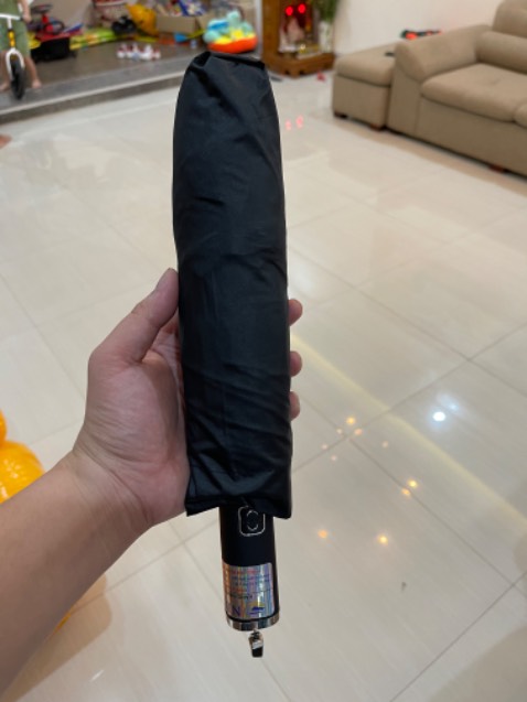 Giao hàng nhanh chóng. Có gọi điện thoại cho khách xem có đặt lộn ko mà đặt tới 3 cây dù. 
Dù chắc chắn. Bật mở rất okie luôn. 
Mới đi nắng chưa đi mua nên chưa biết có thấm nước ko. 
Tuy nhiên thấy hàng ổn, đẹp, chất.