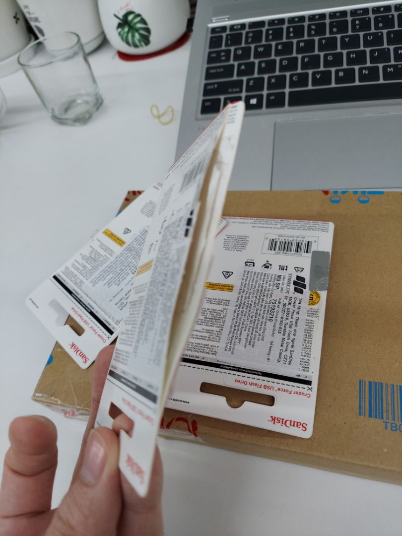 Tiki now giao nhanh, tuy nhiên cả 3 USB đều bị hiện tượng bị tháo bao bì ngang hông, tróc tem ngay khi khui họp. Đề nghị Tiki nhận và giao lại sản phẩm còn nguyên bao bì,tem nhé. trong tình trạng như này  không đánh giá chất lượng vì chưa dùng.