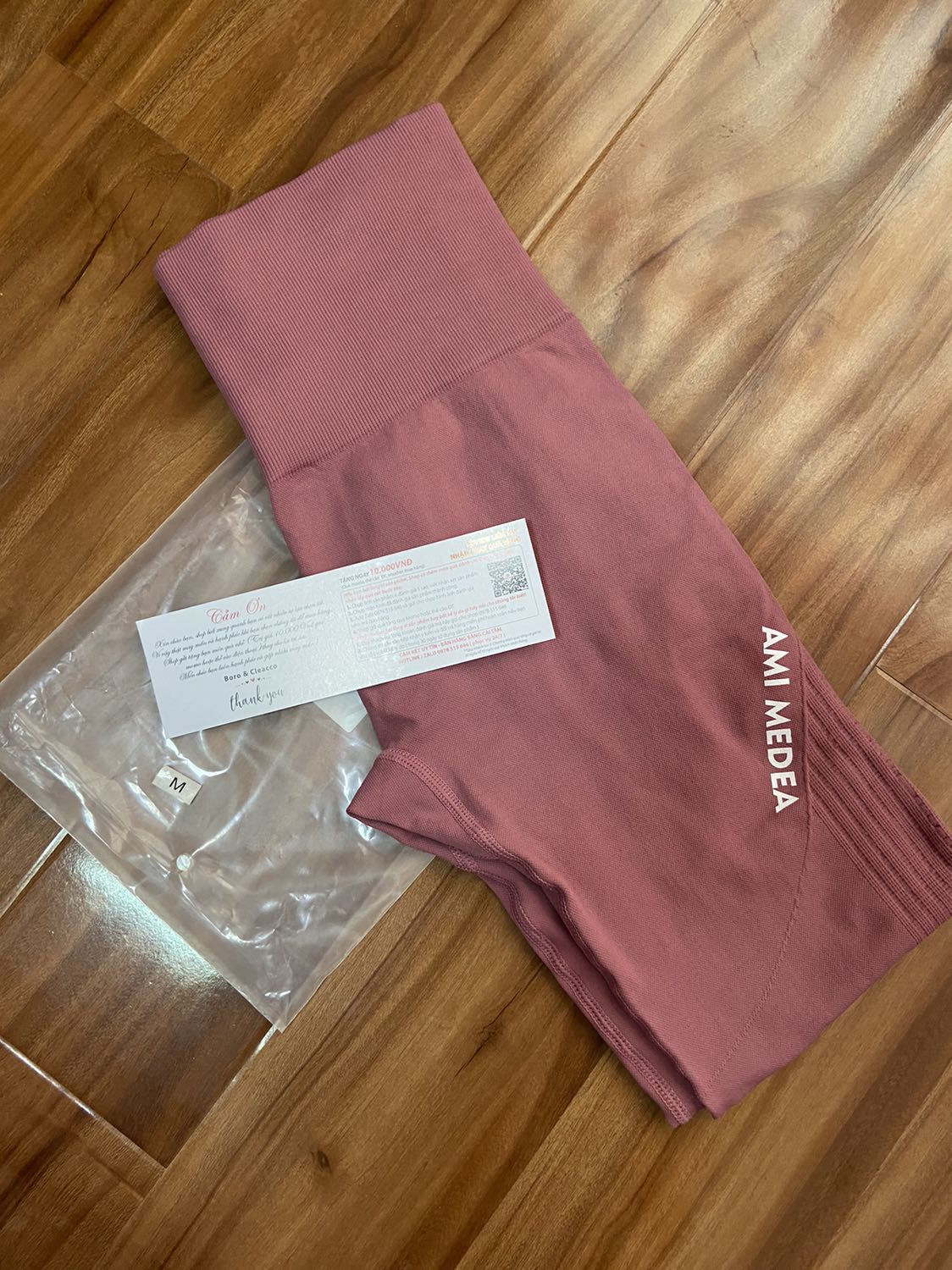 Giao hàng nhanh, đóng gói đẹp. Chất thun dày dặn, mặc thoải mái, với giá này thì quần rất chất lượng và đáng tiền.