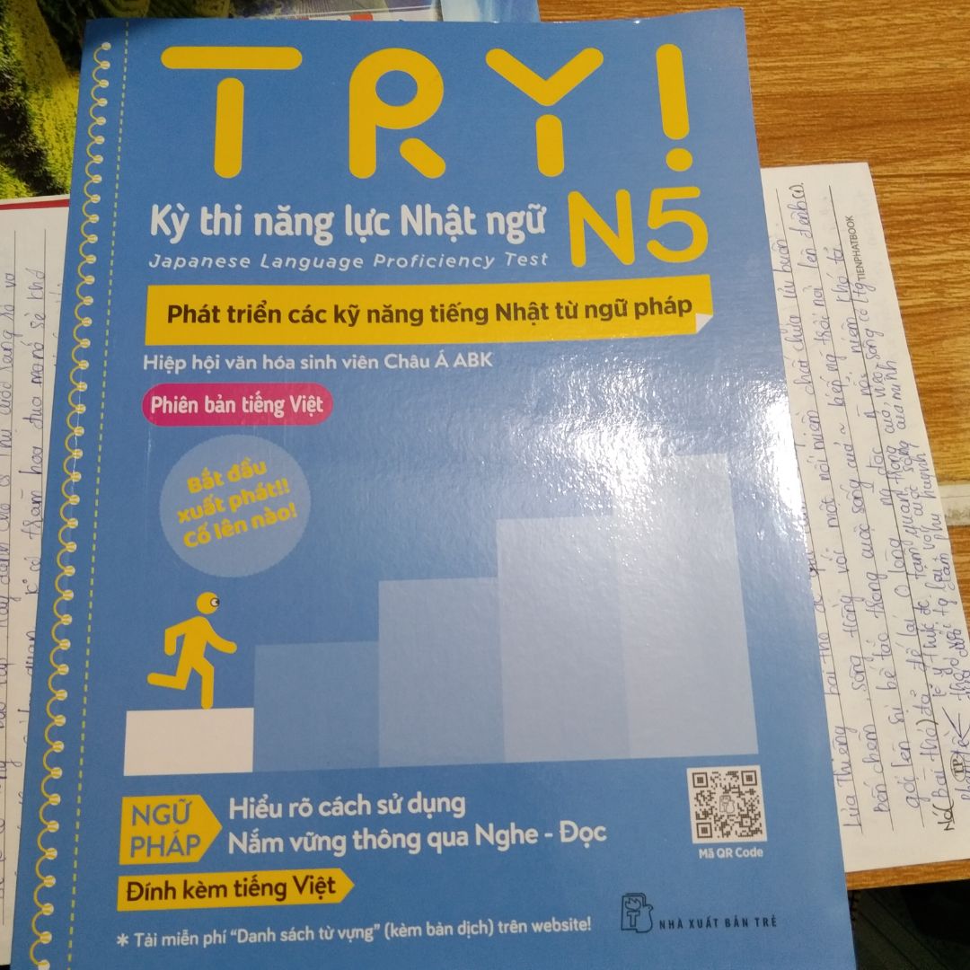 sách hơi đf góc tý,có trong bọc sách đàng hoàng nên rất thik
nội đứng rất hay nghe đọc hiểu viết
file nghe mm quét mã qr là tải đc nha
 sách đẹp hay đáng mua