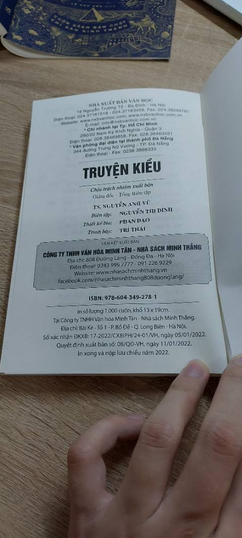 Nội dung có cả phần chú thích các sự kiện, từ ngữ, ... chất lượng giấy tốt, kích cỡ vừa túi xách có thể mang theo khi đi cafe.