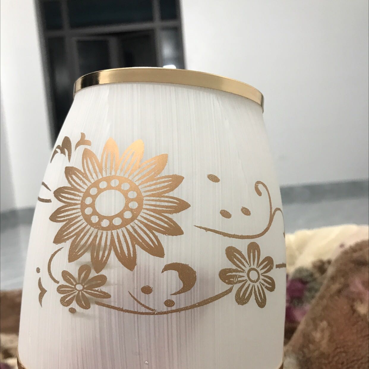 Đóng gói cẩn thận, khung gỗ đóng giữ hàng luôn( bất ngờ), sản phẩm đúng hình, thử đèn sáng. chất lượng thì phải qua sử dụng xong thiếu của mk 1 viên đá nhỏ vs 2 vòng xích ở quả lắc treo hơi đen nhưng cũng tạm gọi là ok