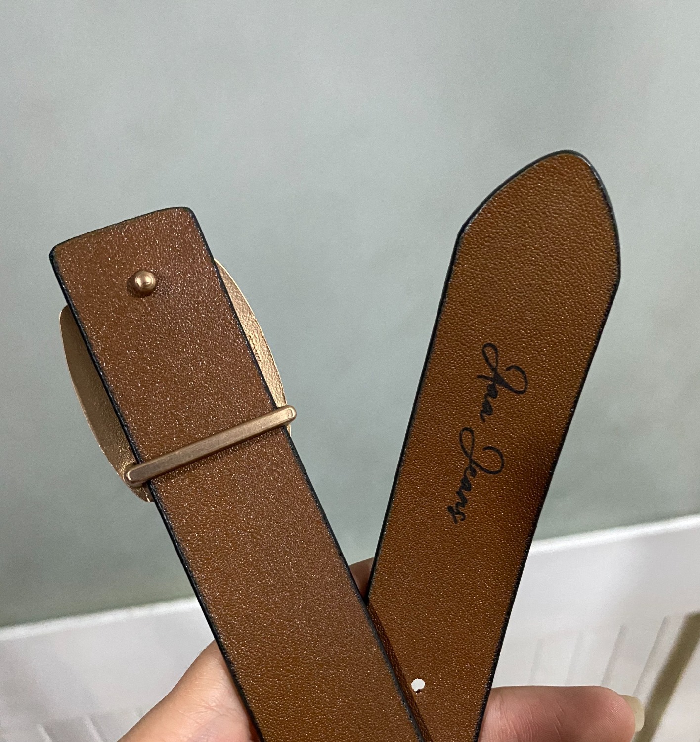 Cái này là đai bấm ạ. Mình đọc không kỹ tưởng dây nịt, nhưng mà đẹp quá nên thôi khỏi trả, mặc với váy trông cũng sang chảnh phết ạ