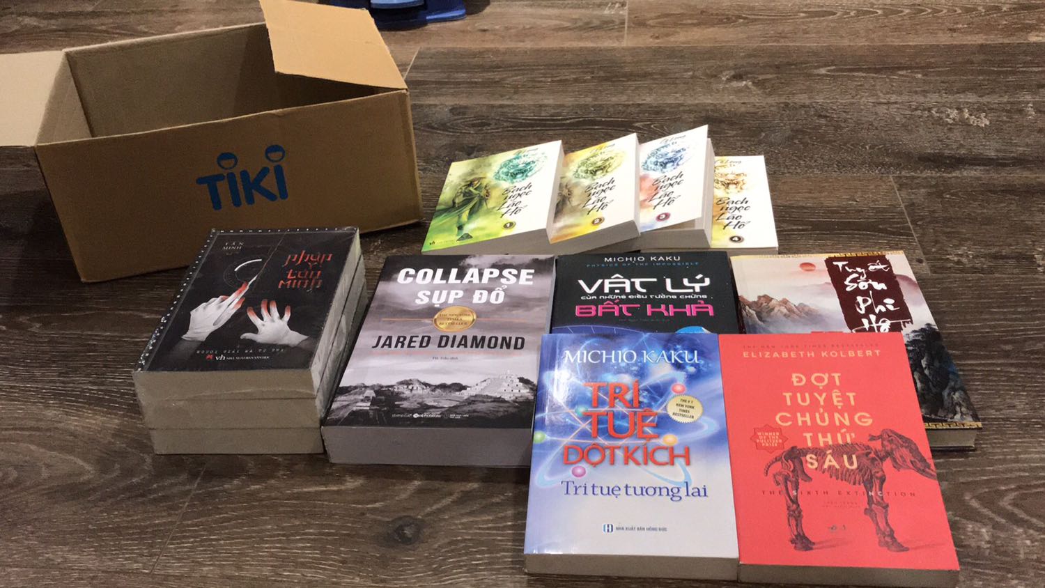 Mình đặt sách tối chủ nhật, sớm t2 là giao hàng. Ghi nhận vì mình đặt một lúc nhiều sách. Các quyển mới thì chất lượng từ tb đến tốt tuy nhiên riêng quyển “Đợt tuyệt chủng thứ 6” chất lượng rất tồi.
Tôi nghĩ tiki đã giao sách cũ cho tôi, sách cong, giấy cũ, có dấu hiệu ố vàng.
Đọc sách giấy khác ebook ở chỗ trải nghiệm lật dở từng trang sách, ngửi mùi giấy mới - tôi hoàn toàn ko có trải nghiệm này.
Đề nghị tiki đổi sách mới và cải thiện lại chất lượng quản lý hàng tồn kho