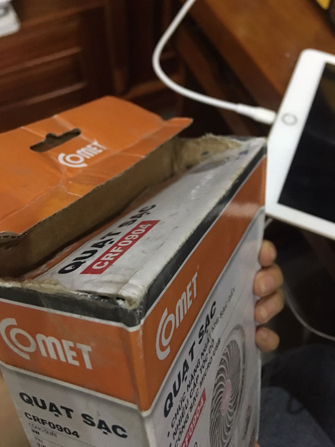 khi sáng hàng về , Lúc đầu đầy quạt ra mình tưởng hết pin và mình đã sạc đủ 8 tiếng nhưng vẫn cứ bị đơ mà quạt bật lên không được. Bị lỗi trầm trọng , hộp thì bẩn , móp hư sơ sài như đồ cũ á , mong Tiki coi lại hàng lỗi đổi trả