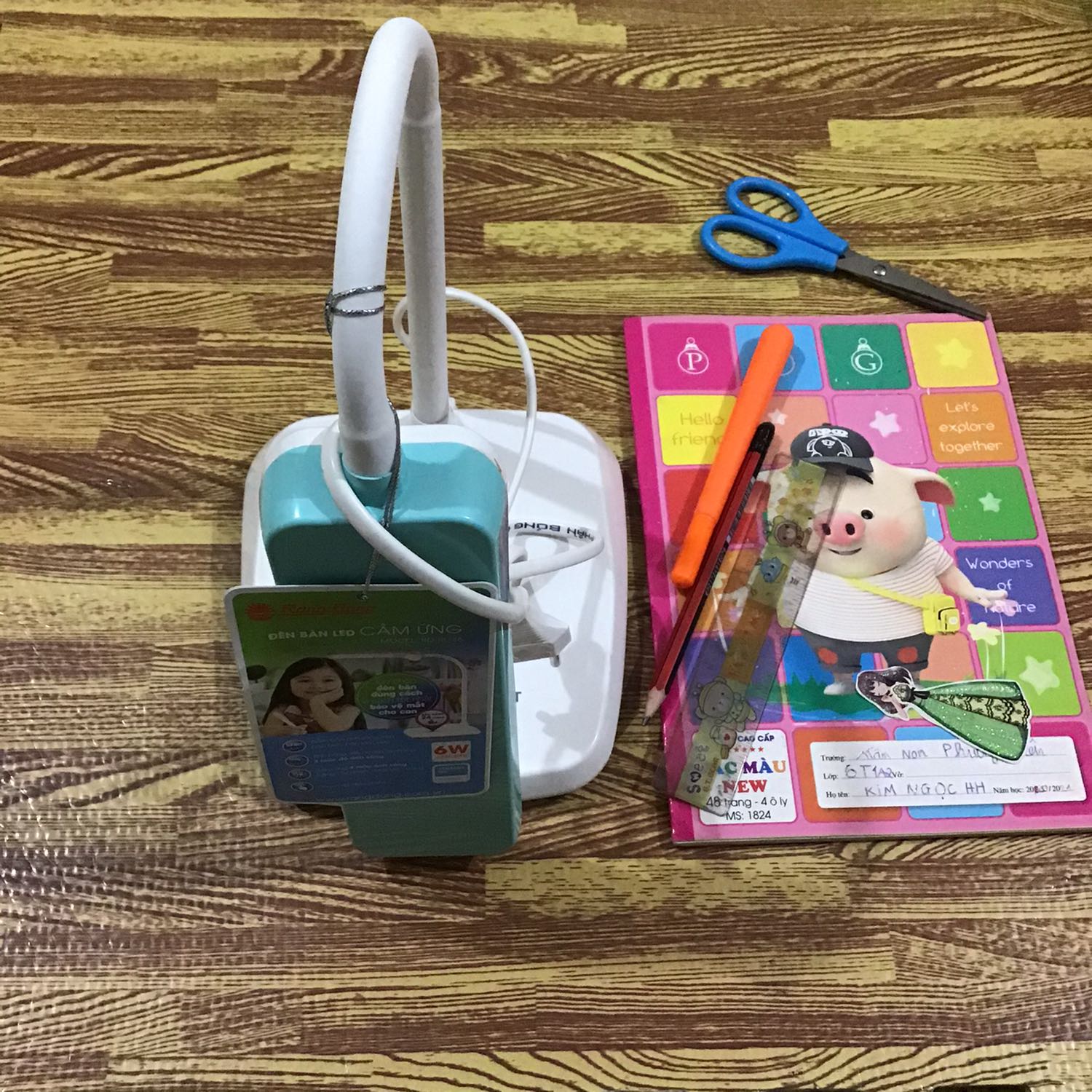 Quá hài lòng luôn mọi người ạ,duy nhất khâu vận chuyển-khi nhận hàng thấy hộp đựng bị móp nên khi mở hàng phải quay video đề phòng đèn bị hỏng,nhưng may mắn là k sao. Đèn có 3 chế độ sáng phù hợp cả đèn ngủ,đọc ban ngày,đọc buổi tối. Và còn có 3-4 chế độ màu mà phân chia rõ rệt dễ thấy ở 2 màu ánh sáng trắng-vàng,quá ổn. Đèn cứng cáp chắc chắn,giao hàng nhanh. Không ngờ hàng đèn học rạng đông lại xịn thế. Ủng hộ shop,ủng hộ Rạng Đông.