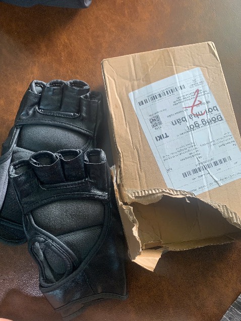 Găng tay thủ môn sao lại gửi găng tay này, mong shop kiểm tra và giao lại găng tay khác. Trân trọng