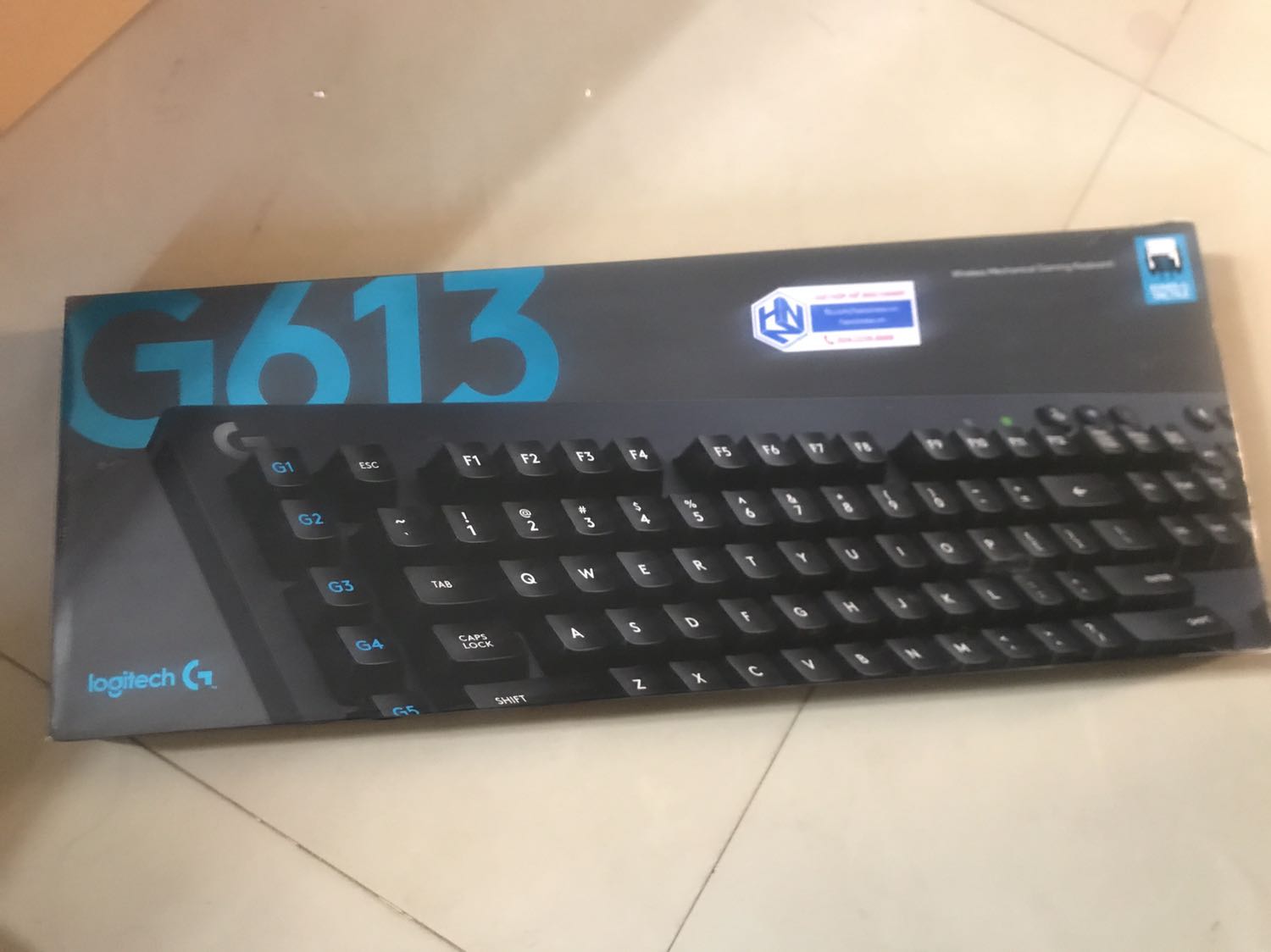 Mình nhận đc hành có phần vỏ ngoài bị rách một chút, bên trong có dấu hiệu đã bị bóc từ trước và một điều đặc biệt là mình ko tìm thấy kết nối usb trong hộp, đáng ra phải nằm ở nhần nắm pin và muốn đc hỗ trợ