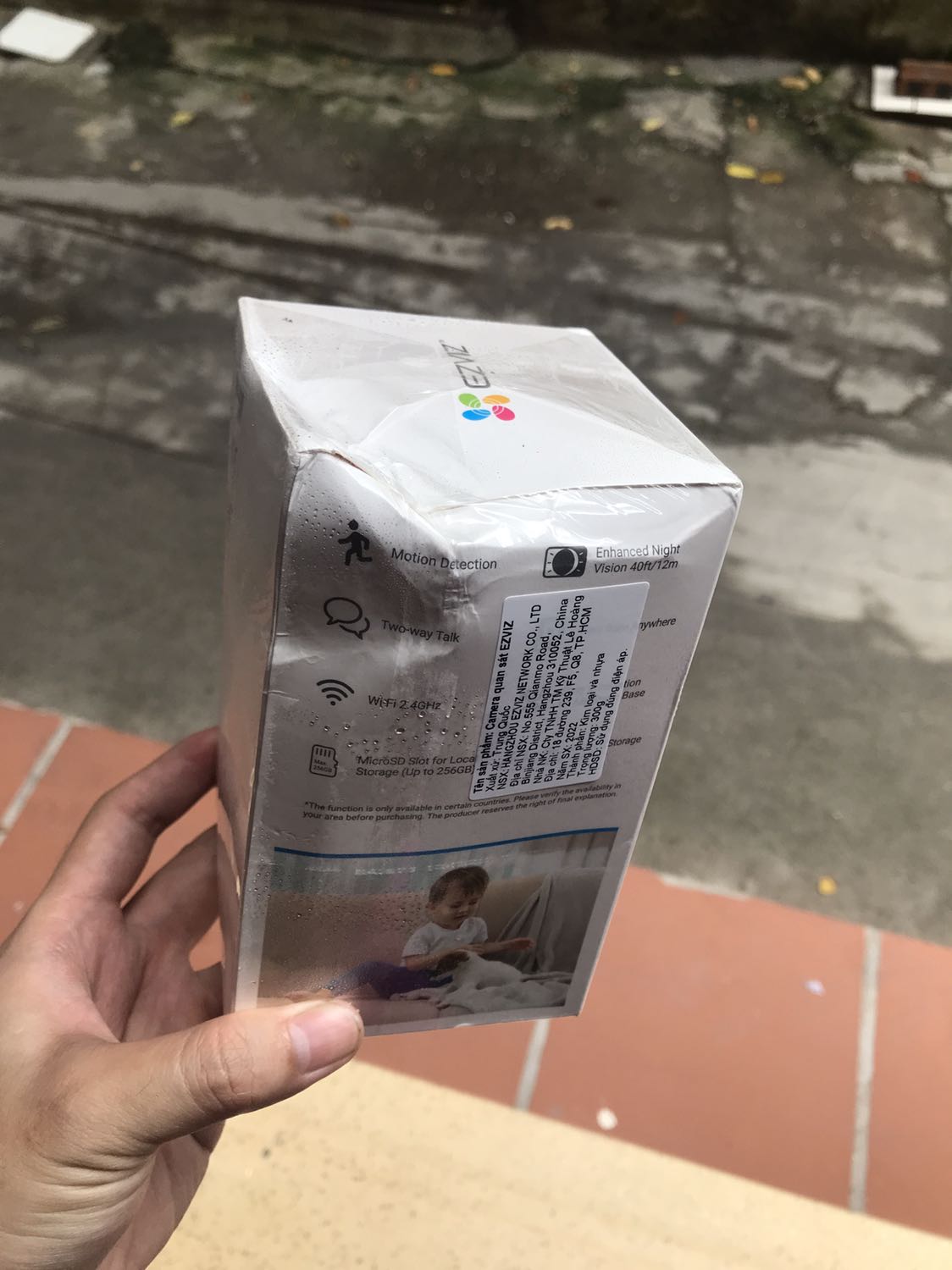 Chưa bao giờ mua hàng điện tử trên tiki gặp phải trường hợp shop đóng gói hàng kém như này. Bao bì bọc đúng miếng nilon đen bên ngoài, cũng không thèm ghi hàng dễ vỡ hay gì cả. Đến khi nhận hàng thì hộp móp méo. Đã sử dụng sản phẩm ezviz đến 14 chiếc ở nhà rồi nên tin tưởng tiếp tục mua. Và cũng chưa bao giờ thấy dây sạc camera của ezviz lại buộc kiểu này trong khi trước giờ ezviz đều sử dụng dây chun trắng để buộc dây sạc. Đúng mua 1 lần với shop này không bao giờ có lần thứ hai.