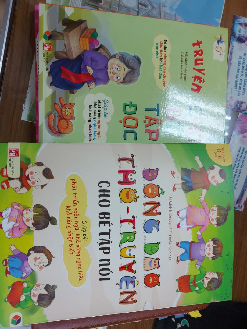 sách đẹp, nhìn rất thích. mình mua 2 cuốn này, phần truyện trùng nhau nên hơi tiếc, vì k biết, chứ biết trước nó giống nhau vậy sẽ k mua cuốn truyện này đâu.