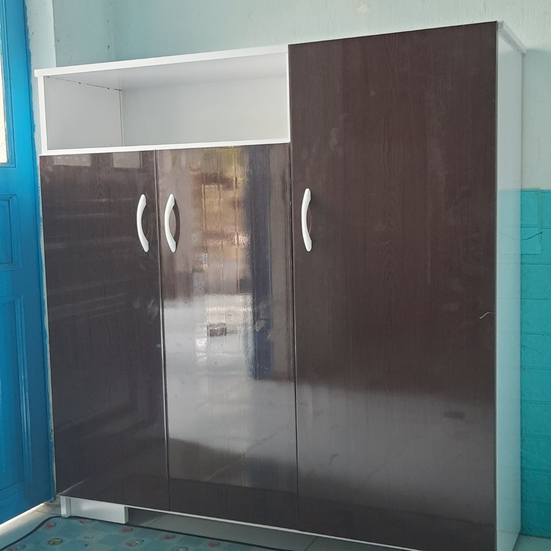 tủ đẹp ,chắc chắn,rộng rãi đựng được nhiều giày .tuy nhiên bị trầy khá nhiều.