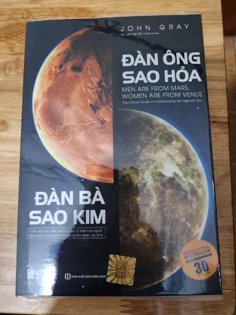Sách đóng góp chống sốc chắc chắn. Giấy chất lượng, dày dặn. Vẫn còn gói bọc sách, dù đã mua mấy năm trước rồi
