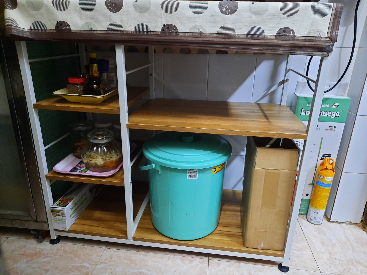 Giao hàng nhanh hơn dự kiến, có điện thoại hỏi trước khi đến. Mình đánh giá cao điều này. Có hỗ trợ lắp ráp. Thanh sắt hơi tróc sơn vài chỗ nhỏ không đáng kể. Ráp vào khá sát, khiêng nặng tay. Hy vọng dùng bền.