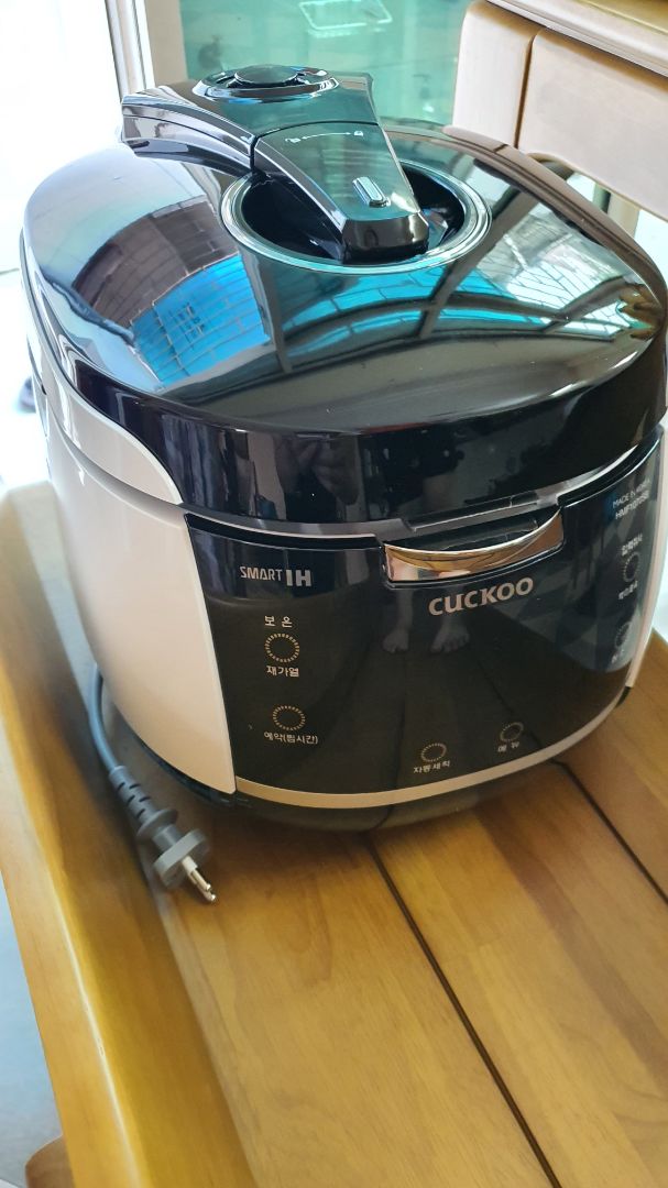 Nhận nồi vào buổi trưa nên nấu thử luôn. Nồi đẹp, thiết kế ok, mới nấu 1 lần nên chưa thấy có gì bất tiện hay không. Nấu cơm 3 người ăn mất khoảng 30p (chế độ nấu thường chưa phải nấu nhanh). Cơm tơi, nóng, mềm ăn khác hẳn chiếc nồi cũ 7 năm (cũng của Cuckoo). Nồi bên trong cực kỳ nặng và dày dặn. Các chức năng đủ dùng với nhu cầu (nhiều quá loạn không dùng hết mà cũng không nhớ hết được bấm nhầm lại mất công). Full 100% tiếng Hàn nhưng dùng 1,2 lần là nhớ hết được cách sử dụng cơ bản. Còn mỗi độ bền thì hi vọng sẽ dùng bền đến lúc hỏng ^^