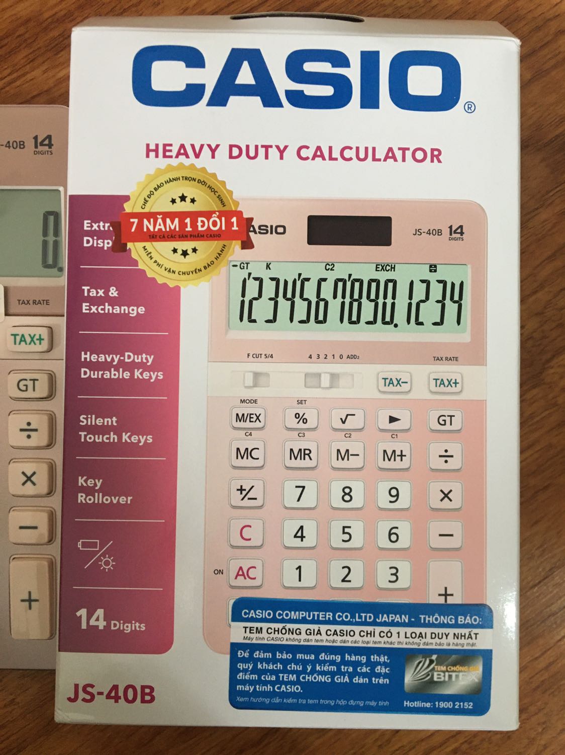 Đáng đồng tiền. Máy màu siêu đẹp, kích thướt vừa tay, số to rõ ràng, phím bấm êm. Mình để trên tờ A4 chụp để mọi người hình dung ra kích thướt cho dễ. Máy mới cứng, sáng bóng. Đóng hộp cẩn thận. Nhân viên giao hàng thân thiện, lễ phép. Các bạn nhân viên văn phòng đầu tư cái này là xứng đáng lắm nhé ạ.